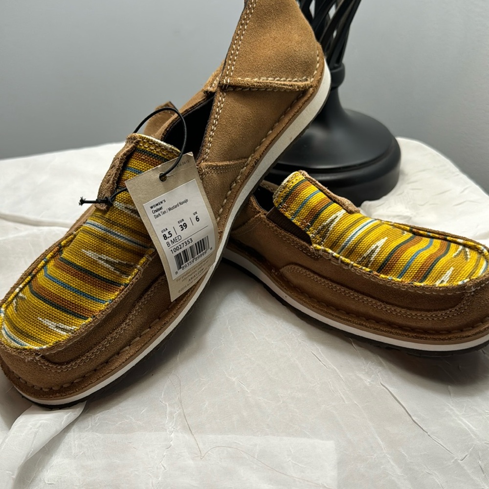 Ariat Women’s Cruiser, Dark Tan/Mustard Navajo size 8.5 B medium.  NWT